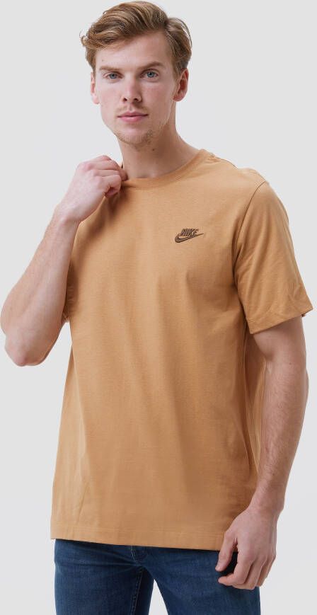 Nike sportswear club shirt bruin heren